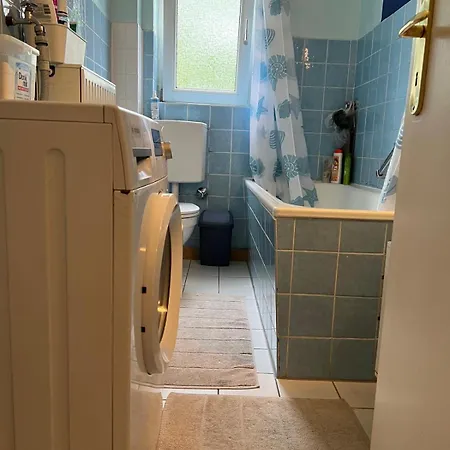 Einzel Zimmer Mit Gemeinsamen Kueche Und Badezimmer *