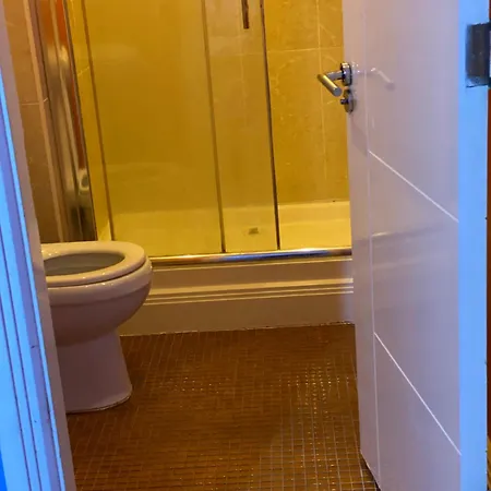 Einzel Zimmer Mit Gemeinsamen Kueche Und Badezimmer